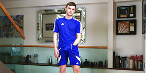 Straight Young Footballer Danny Davis Wanks his Big Uncut Cock & Shoots a Massive Load of Jizz!