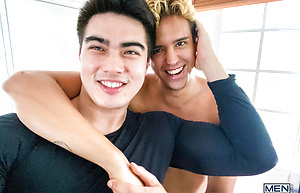 Bromo Axel Kane, Johnny Bandera