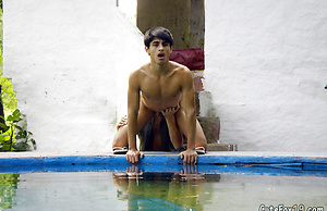 Old cop rims a naked twink outdoors
