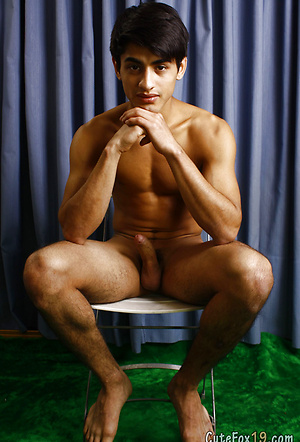 Puffy-lipped hunk in solo studio shoots